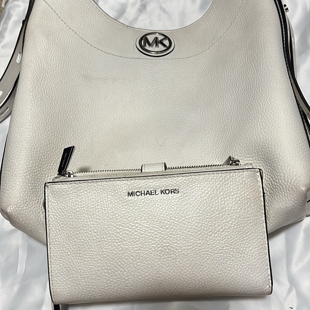 MICHAEL Michael Kors White Hobo Bag with Textured Finish and Silver Emblem